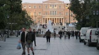 アテネ中心部にある交通乗り換え便利なシンタグマ広場