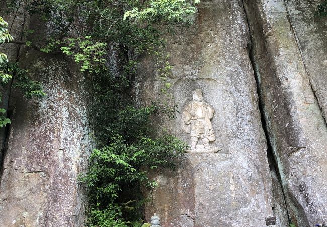 川に沿って二つの磨崖仏