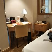 湯沸かしポット、マグカップ、無料の水やコーヒーもあります