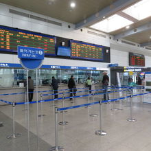 隣接して切符売場があります