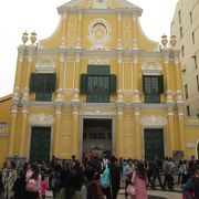 セナド広場から聖ドミニコ教会の中間