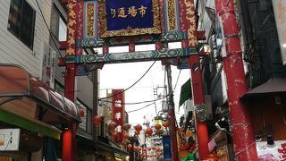 市場通りの名称は昔食材のお店のお並ぶ市場があったことの名残りです