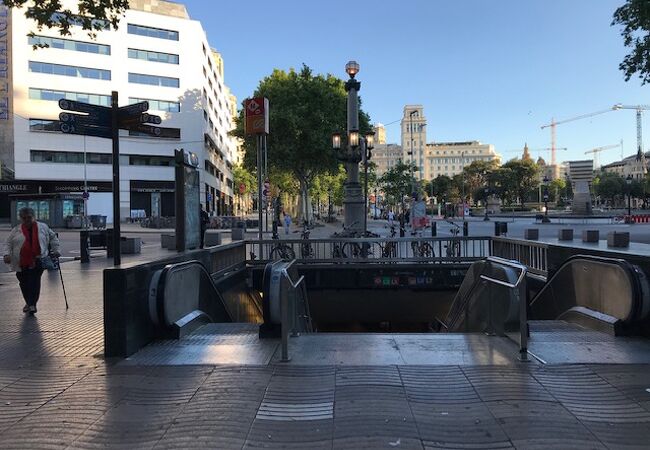 カタルーニャ広場にある地下鉄の駅