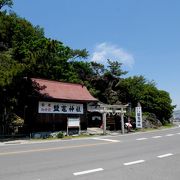 洞窟の中の神社　かつての和歌の浦の地形がしのばれる