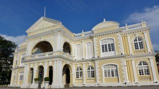 市庁舎と並んで建っています