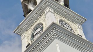 白亜の時計塔です