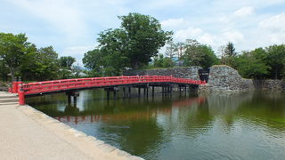 松本城の本丸掛る朱塗りの橋