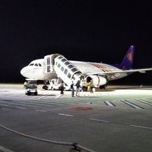 バンコクからのフライトで到着