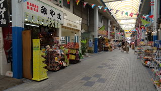 お土産屋さんの通り