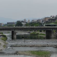 人の往来が多い名橋だ