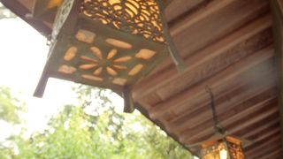 街中にある神社