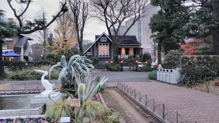 きれいな洋風の旧公園資料館も近くで、ペリカン噴水と一緒に写真を撮る