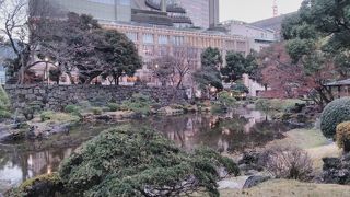 日本庭園で、植えられている木々もたいへん美しく、必見の場所