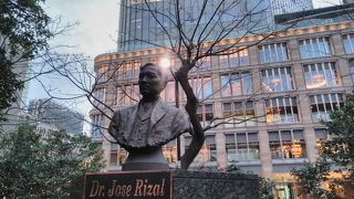 この辺に1888年に滞在しただけで、ここに像が建ってしまうというのはすごいと思いました。