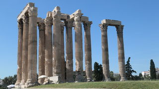 重量感ある大理石柱が残っているゼウス神殿