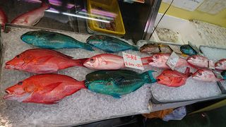 市場で買った魚介類をその場で料理で堪能。今年7月には移設先で営業、旧を観光するならお早めに。