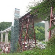 青い日本海と集落に架かる赤い鉄橋　～　余部鉄橋・空の駅