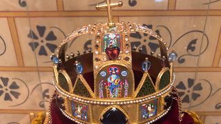 聖イシュトバーン国王の王冠のレプリカがあります