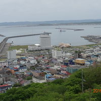 港に近い唯一の目立った高層ホテルです。