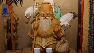 木彫りの像でも鮮やかな美しさ