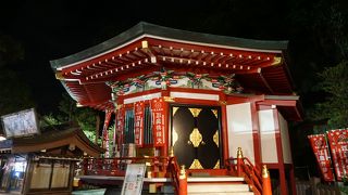 八角形の屋根に極彩色の配色