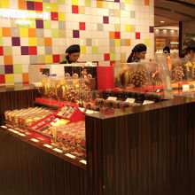 おしゃれなスイーツが並ぶ By Mitchiba ピエール エルメ パリ 渋谷ヒカリエ Shinqs店のクチコミ フォートラベル