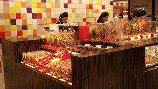 おしゃれなスイーツが並ぶ