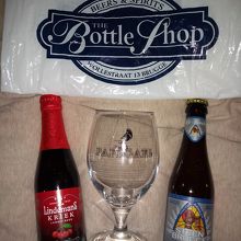 ビール、グラス、ショッピング袋