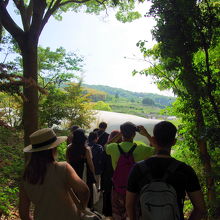 作品（ドーム）内に入る前に、中での注意事項の説明がある