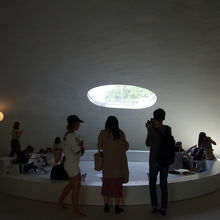 小さい方のドーム内、こちらはカフェ