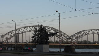 アーチ型が綺麗な鉄道橋