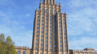 ワルシャワの「文化科学宮殿」にそっくり