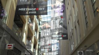 旧市街の南側にある近代的なショッピングセンター