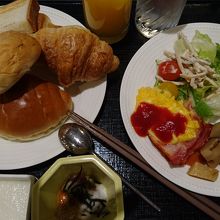 朝食バイキング。この後、コーヒーと甘いパンも。美味しかった。