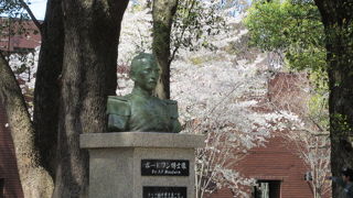 以前は誤った人物の像が建っていたのよ！　ほんとぉー