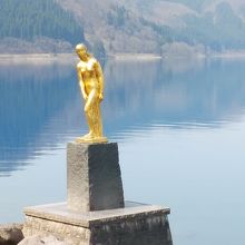 たつこ像と田沼湖です