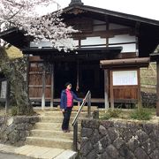 寺下の町並みに厩舎、延命地蔵、石仏などがありました。