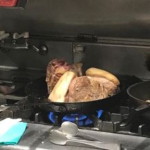 ローストポークを焼いています。でかい！