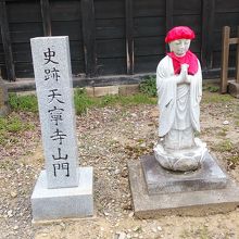 山門前の地蔵です