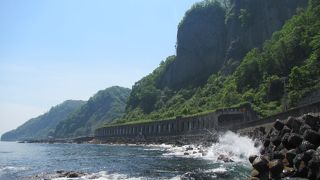 奇岩や崖が迫る荒々しい海岸の景色