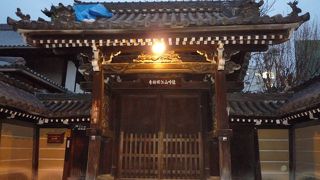 山門の欄干の龍の彫刻が素晴らしい