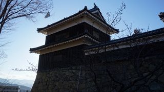 高く切り立った石垣の上