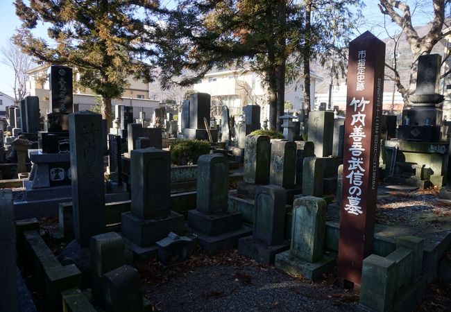 呈蓮寺というなかなか大きな寺の墓地の一角