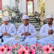 バリアンの方は真ん中の先生です。