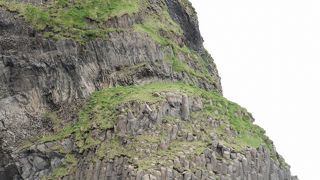 黒い砂浜と無数の柱状節理