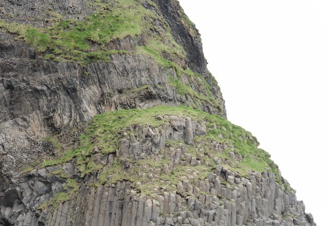 黒い砂浜と無数の柱状節理