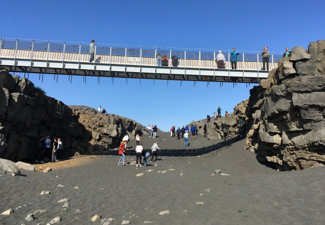 ２つのプレートに架かる橋を渡れます