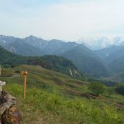 小玉川観光わらび園上部の樽口峠は、飯豊山の絶好の展望台