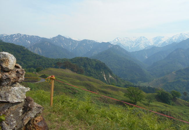 小玉川観光わらび園上部の樽口峠は、飯豊山の絶好の展望台