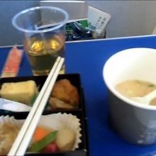 座席最高、マイルゲット最高、食事冷たく残念！